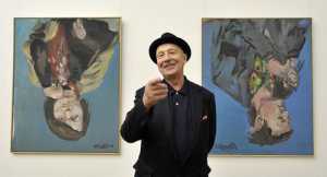 جورج بازلیتز سال ۲۰۱۰ در نمایشگاهی دریکی از گالری‌های شهر درسدن آلمان مقابل دو اثر خود ایستاده است. این تصاویر وارونه به دیوار آویخته نشده‌اند، بلکه سبک نقاشی او این‌گونه است.