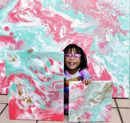 دختربچه پنج‌ساله‌ای که با نقاشی‌هایش صدها دلار درآمد دارد